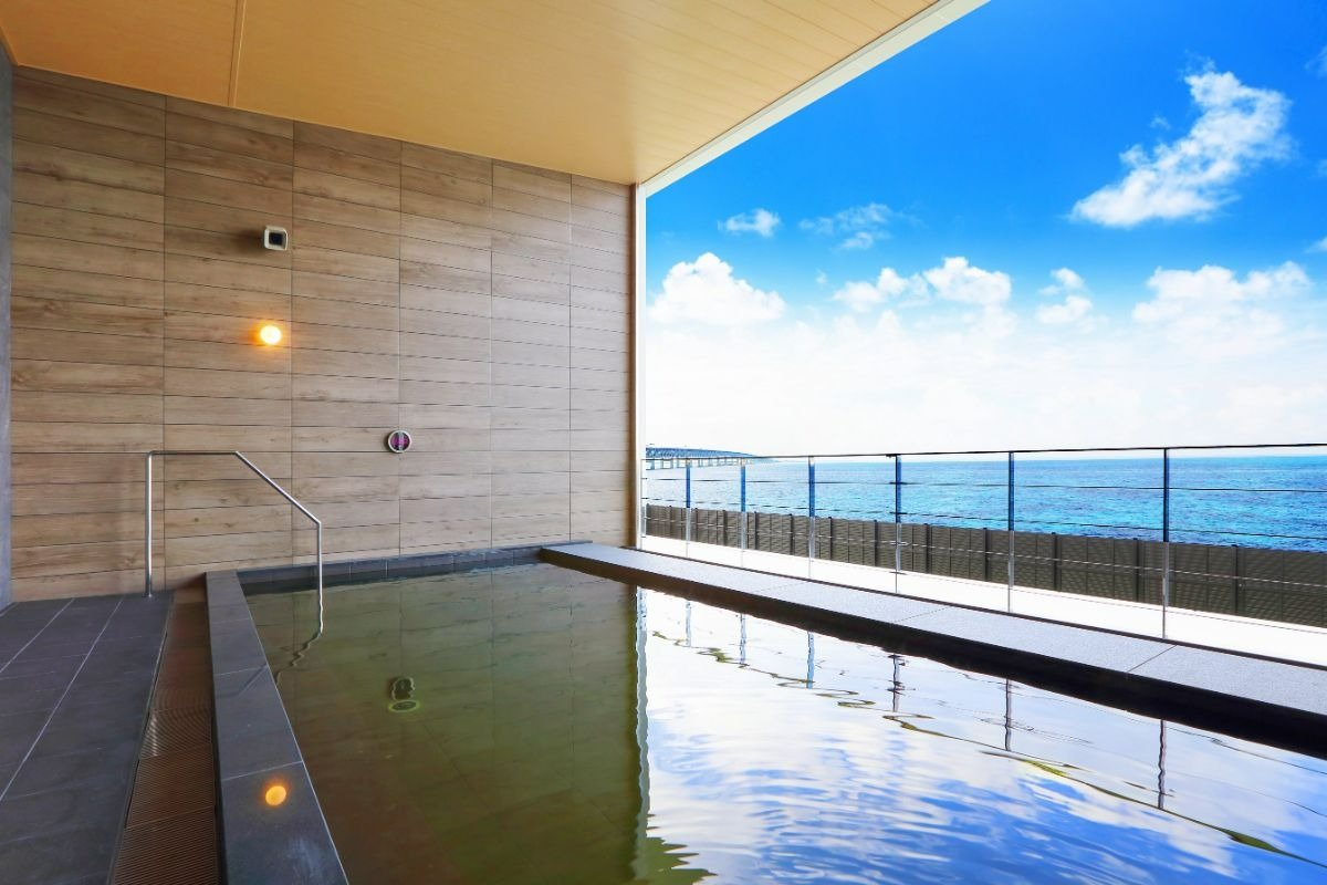 目の前に大阪湾が広がる露天風呂
