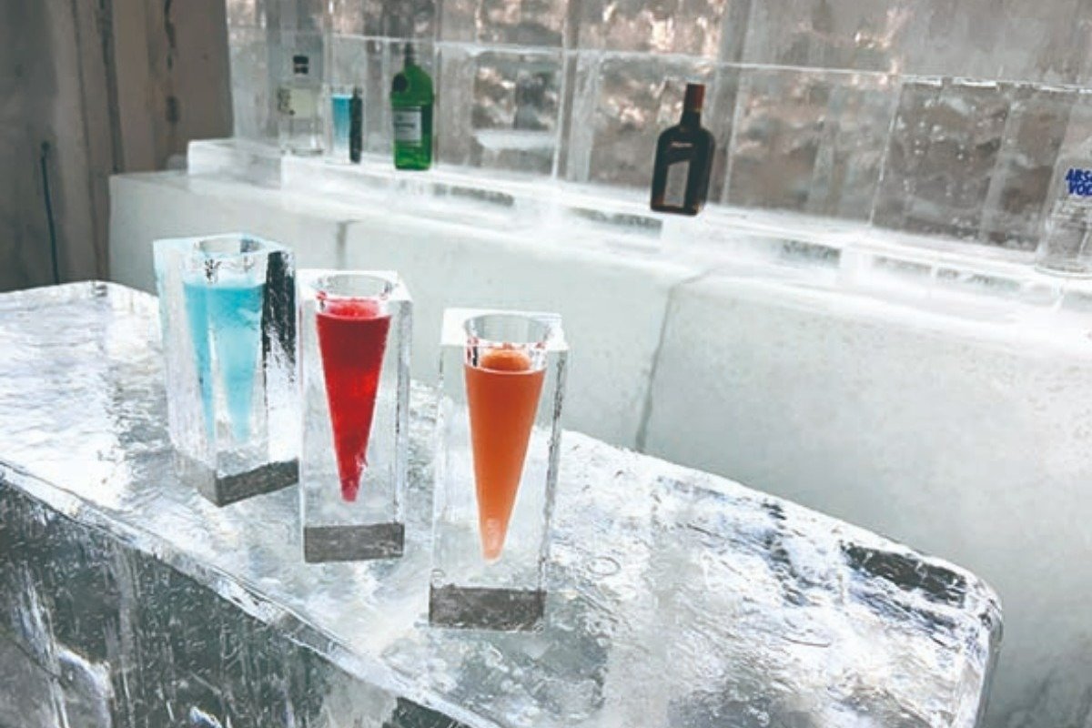 テーブルもグラスも氷で作られる　