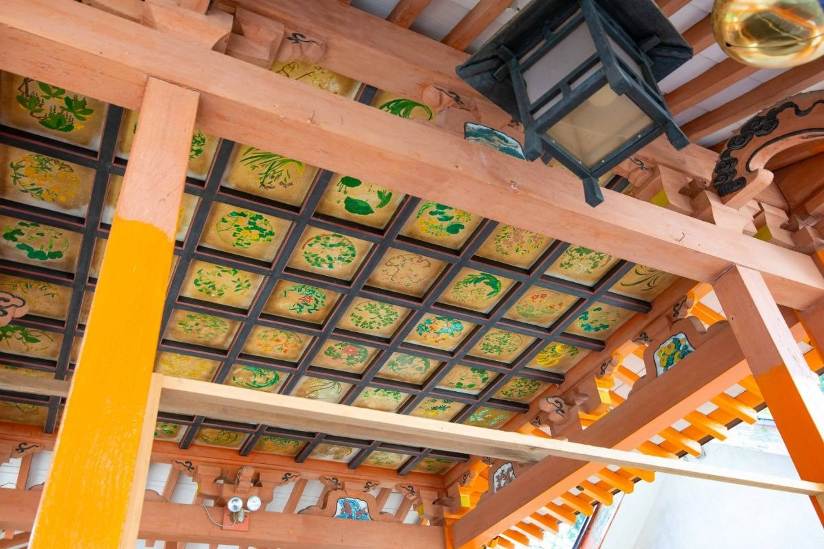 126枚の花木蒔絵（まきえ）が描かれた舞殿の天井