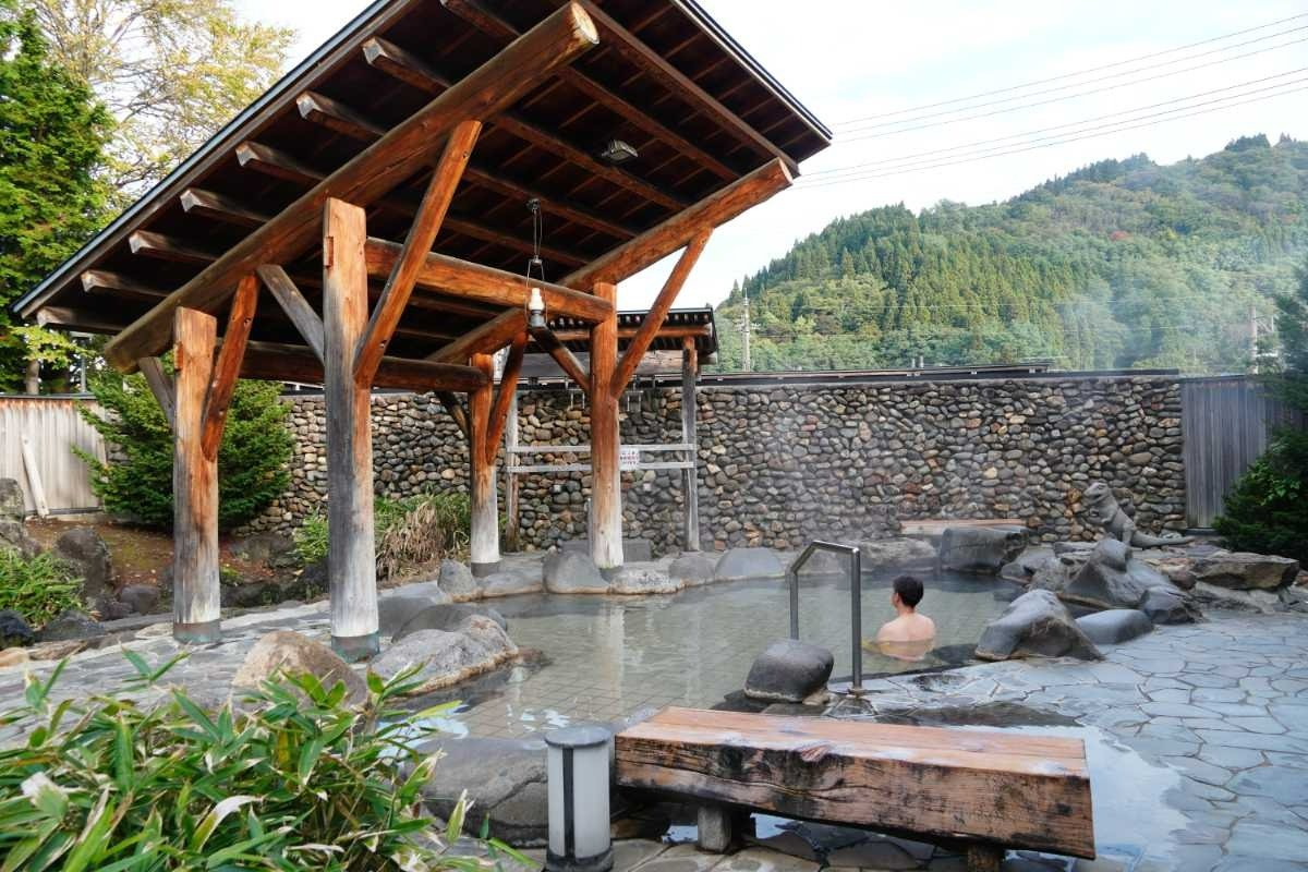 かわいい鰐の像（右奥）を眺めながら入浴できる露天風呂