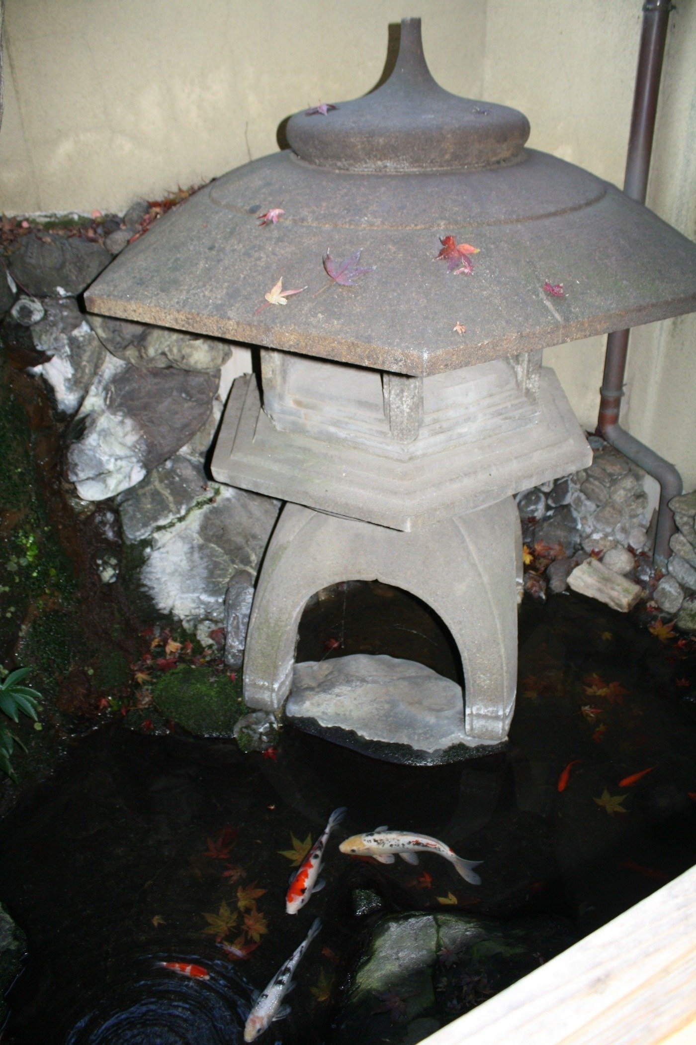 大きくて存在感のある灯籠が立つ、男湯の坪庭