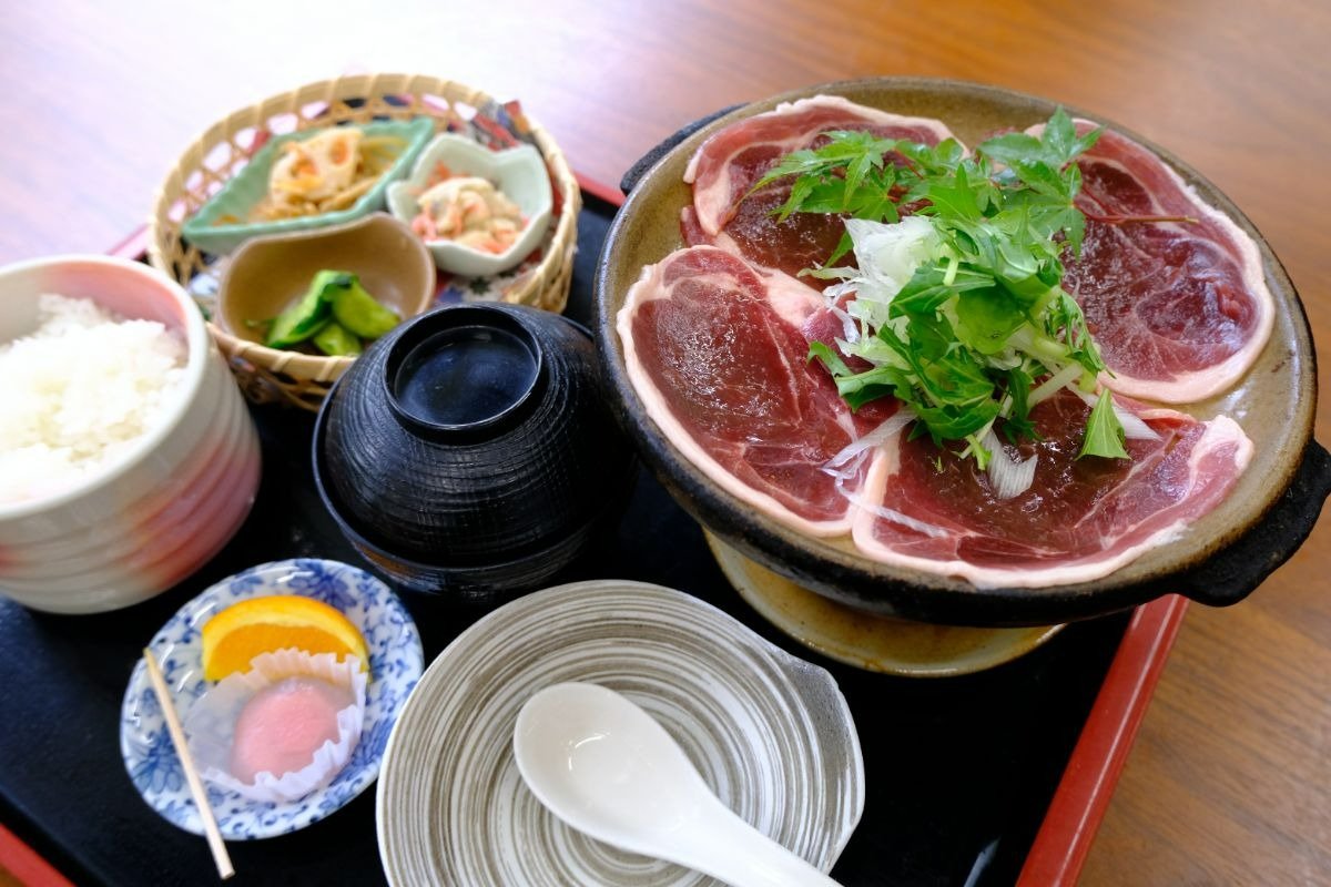 「別子いのしし肉の陶板鍋」1850円