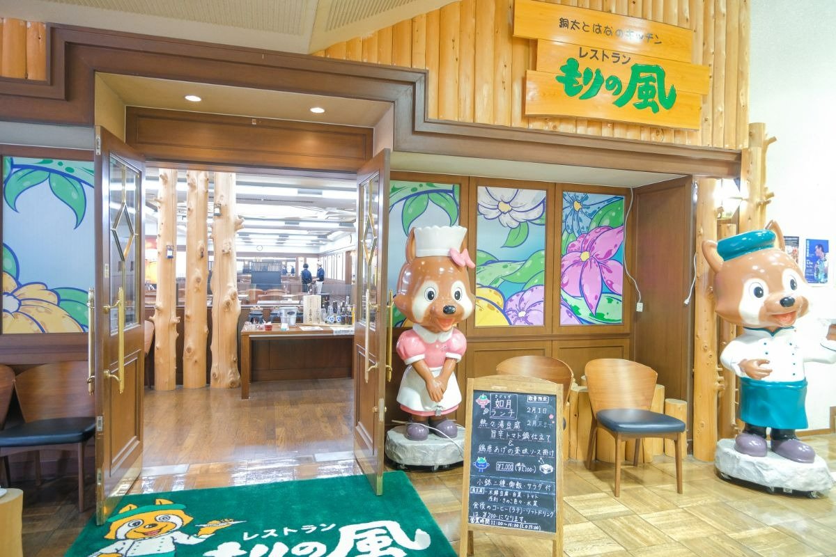 森をイメージしたレストラン入口