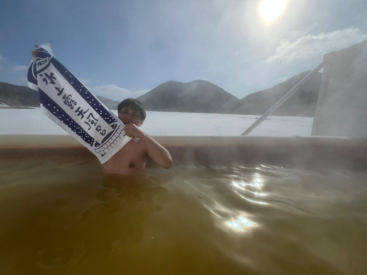 マイナスの気温のなかで温泉に浸（つ）かる