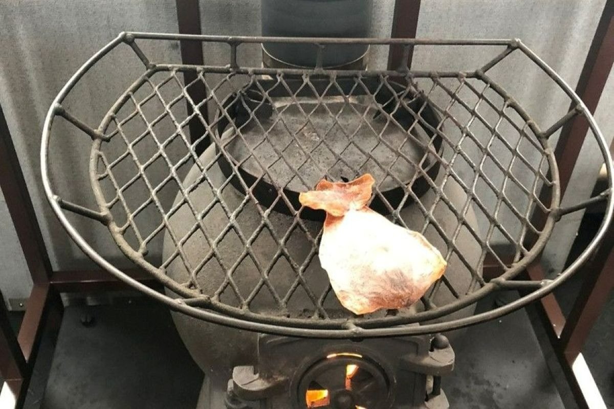 ダルマストーブの上でスルメイカを炙るのも楽しい