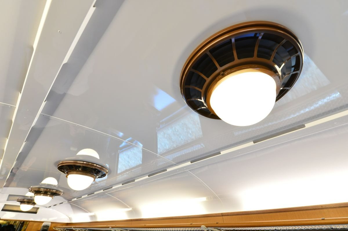 当時の車両を再現した昔懐かしいスタイルの天井の照明器具
