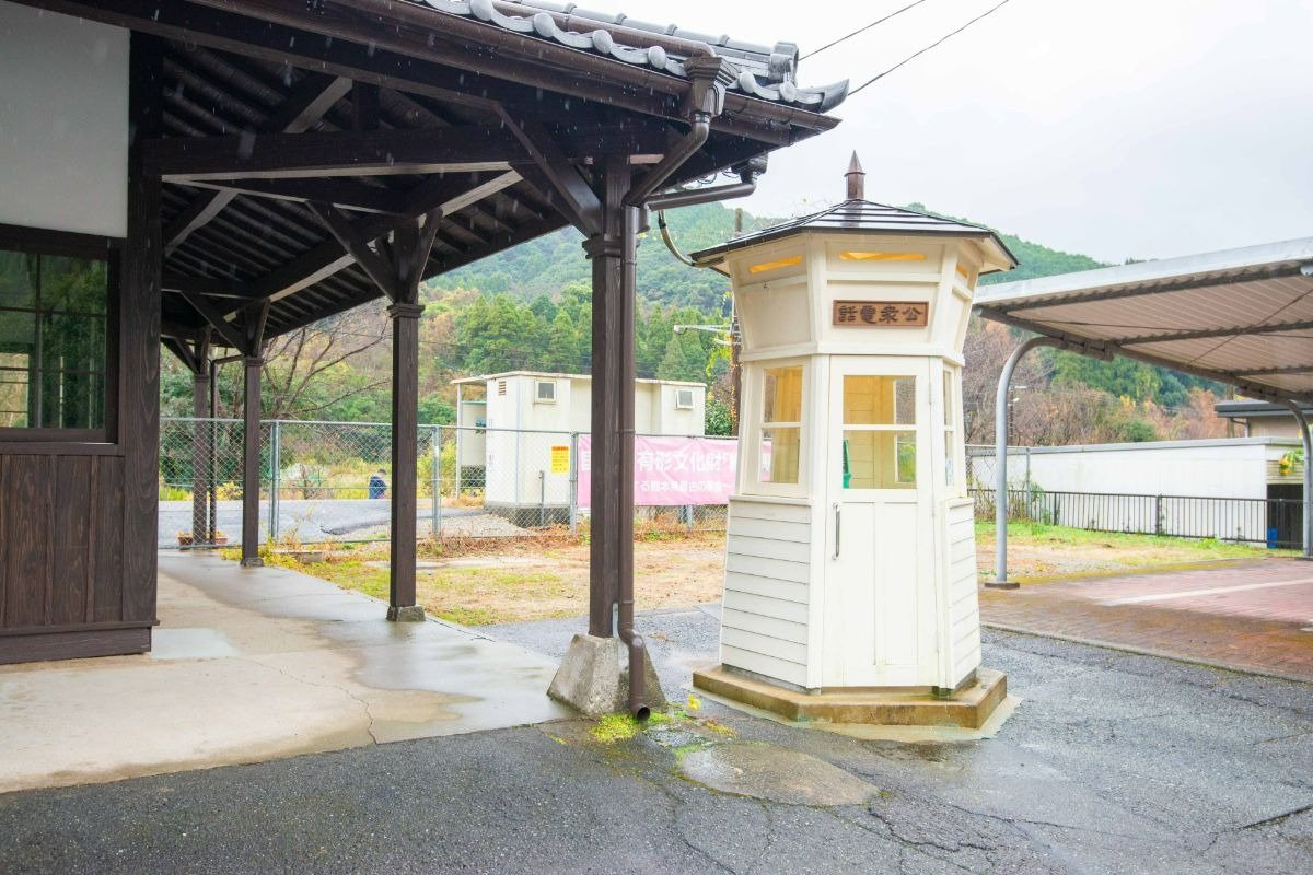 駅前にあるレトロな公衆電話ボックスは現役です