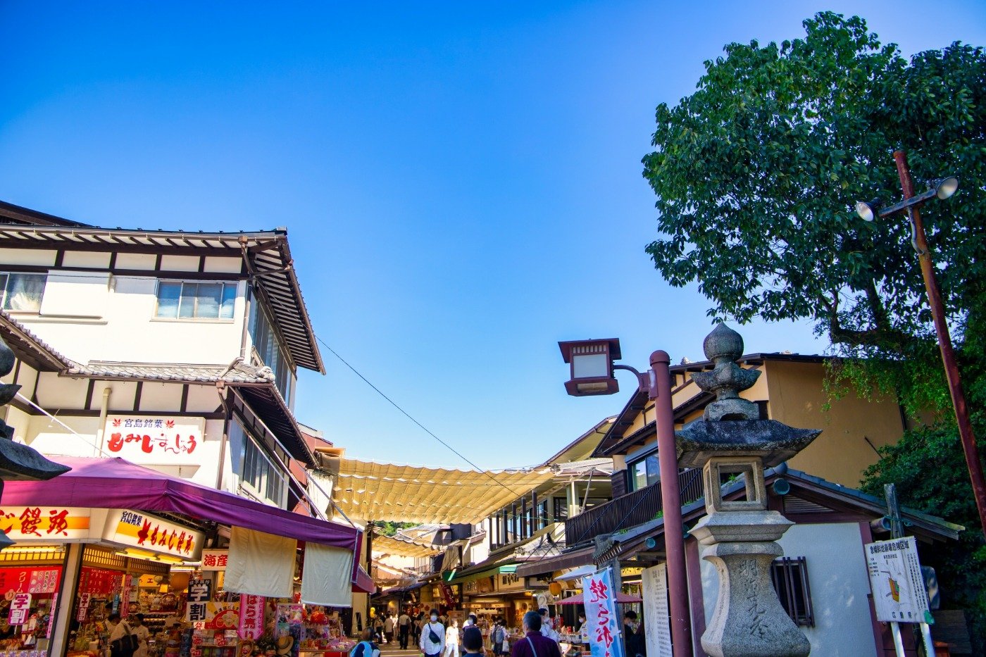 80店弱の飲食店やみやげ物店が立ち並び、ワンハンドグルメも充実