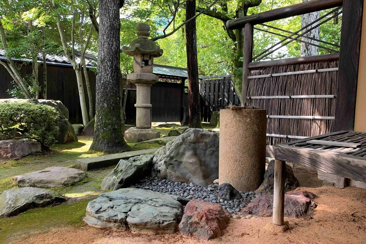北前船で運んできた全国各地の銘石を配した日本庭園