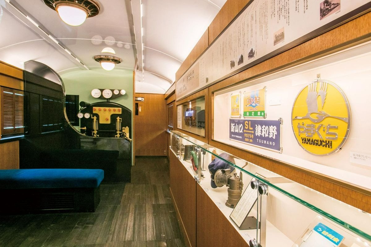 「SLやまぐち号」の実際に使用された備品や歴史を紹介する展示スペース