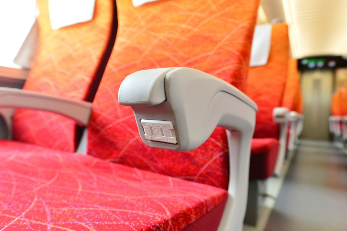 すべての座席にAC100Vのコンセントを設置