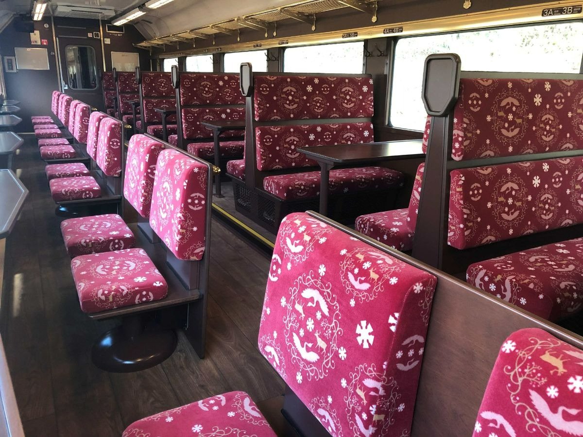 カウンター席と高床式のボックスシートが配置される1・5号車のたんちょうカー