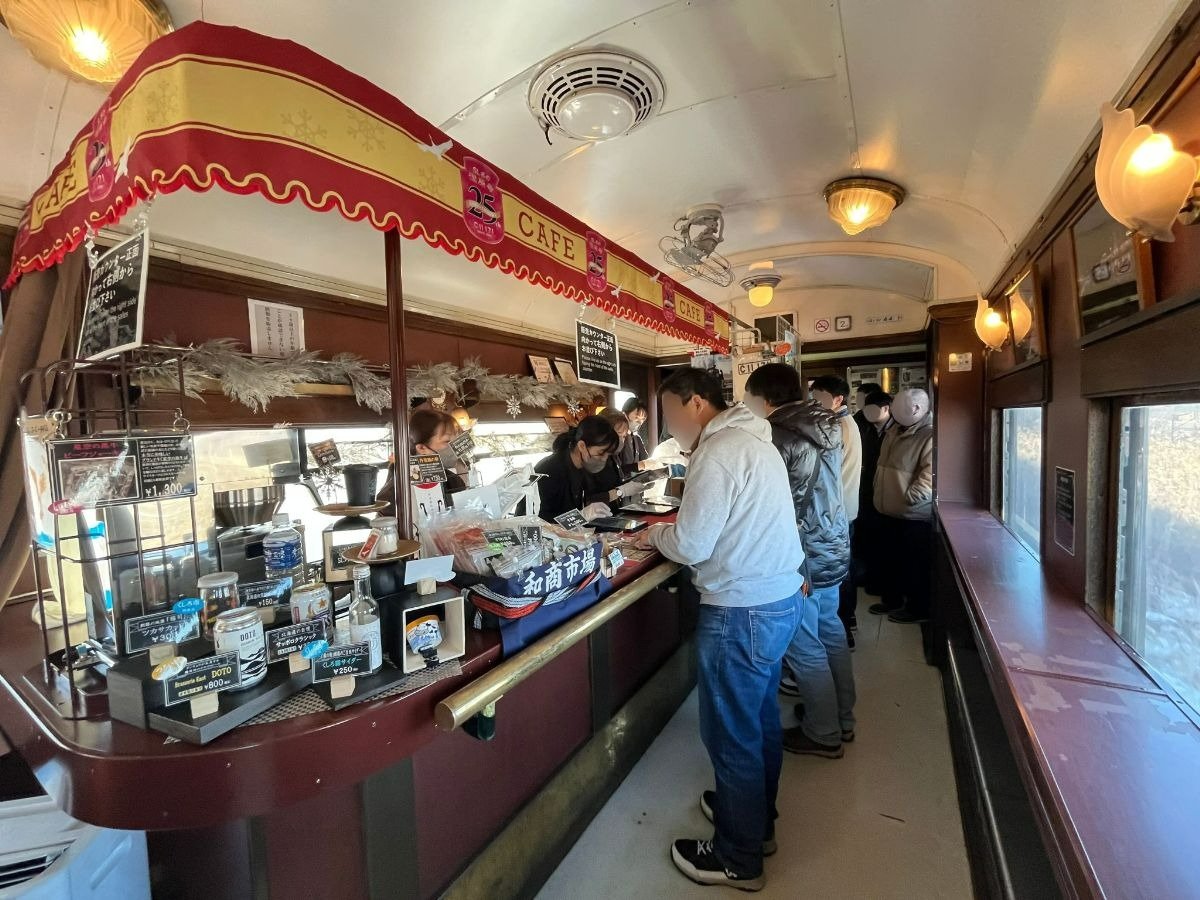 2号車の車端に設置された車内販売カウンター