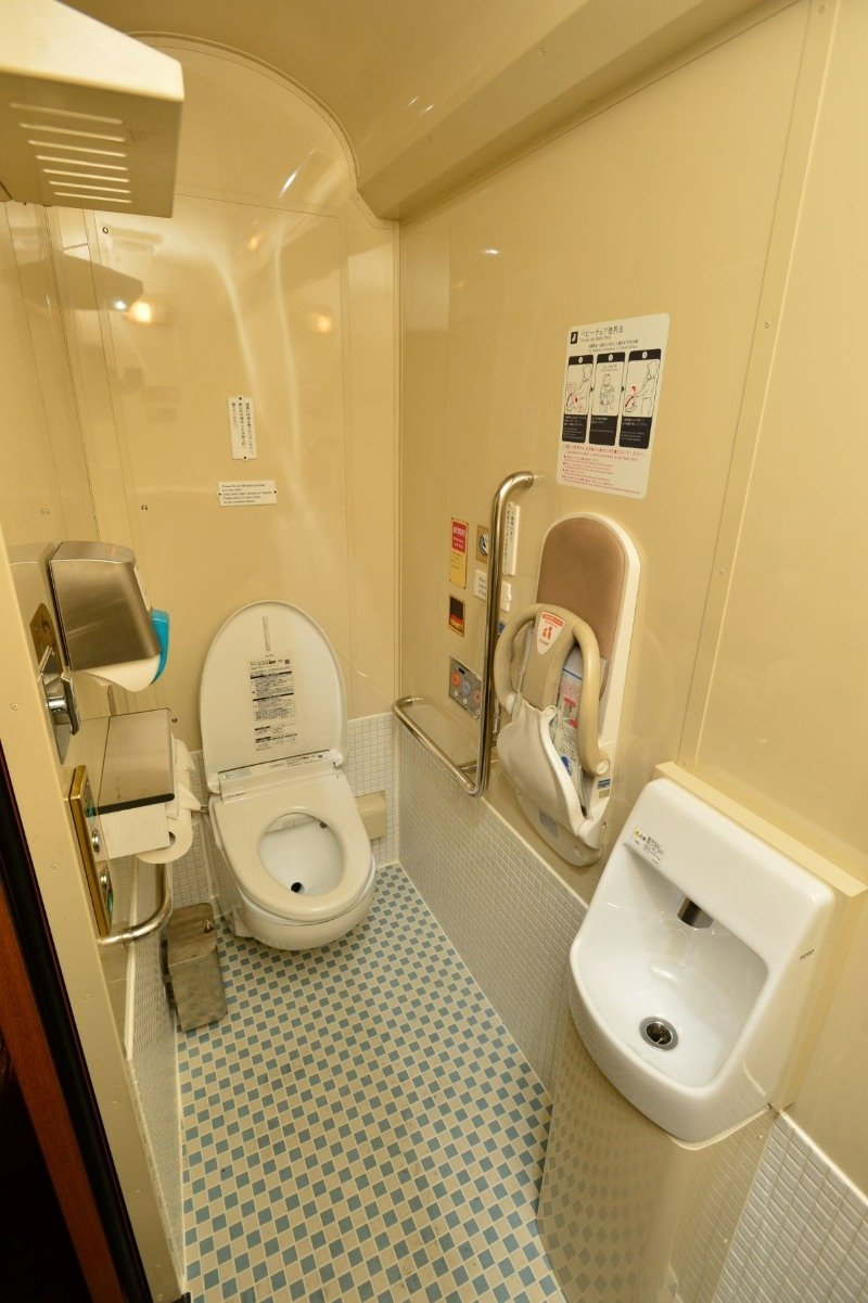 車いすでも利用できる多機能トイレ