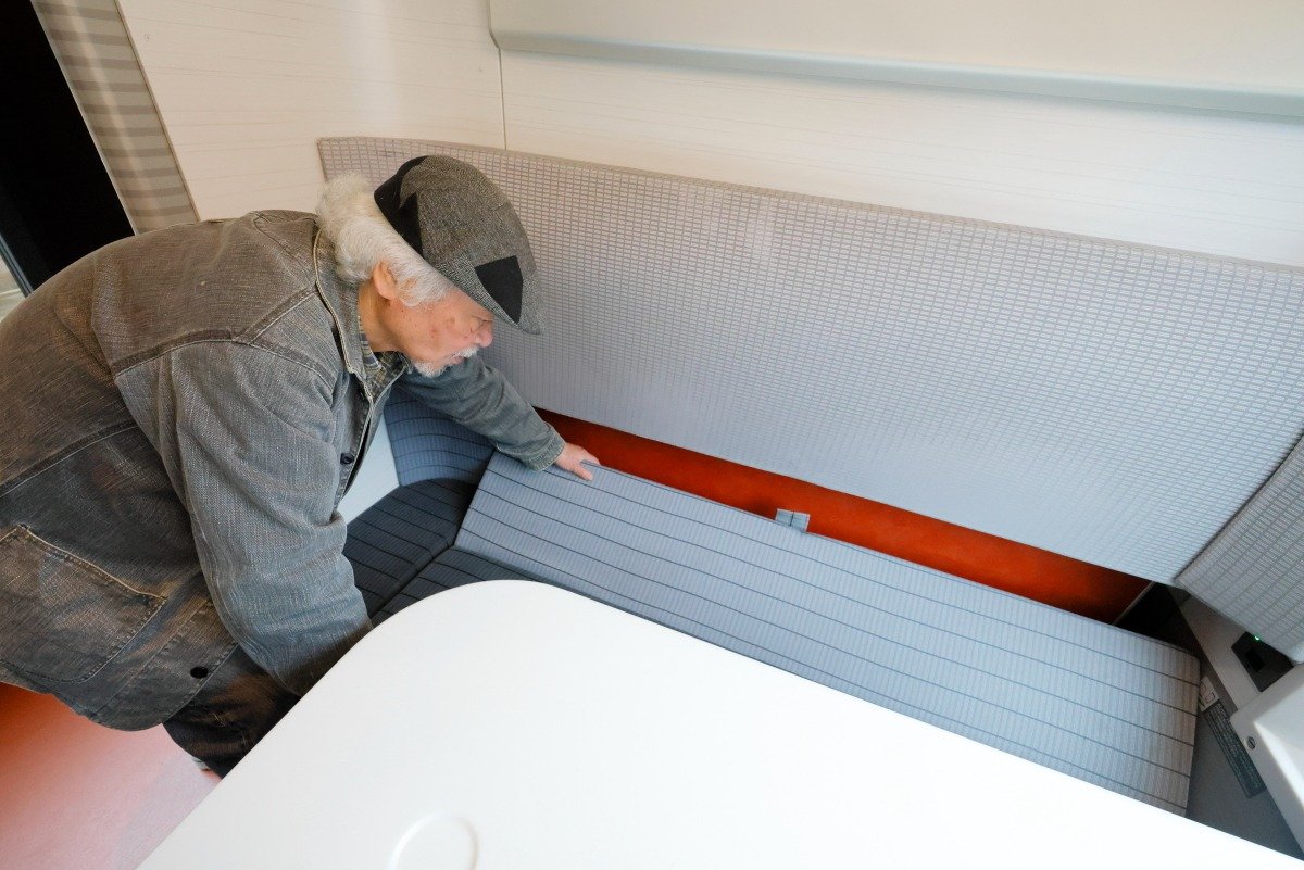 座席を引き伸ばせばフルフラットになるので、足を伸ばしてくつろげます