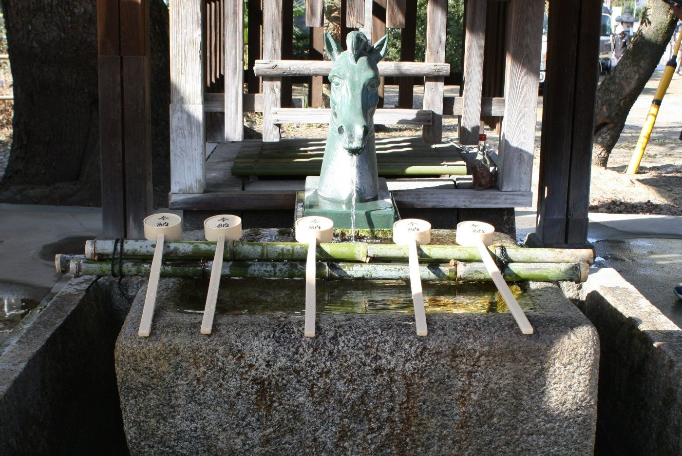 馬の神社にちなんで手水舎の吐水口が馬の像に