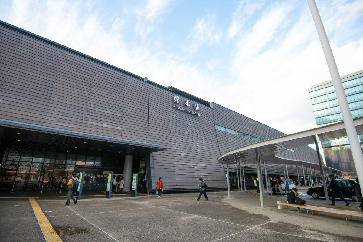 熊本城の石垣「武者返し」をイメージした駅舎