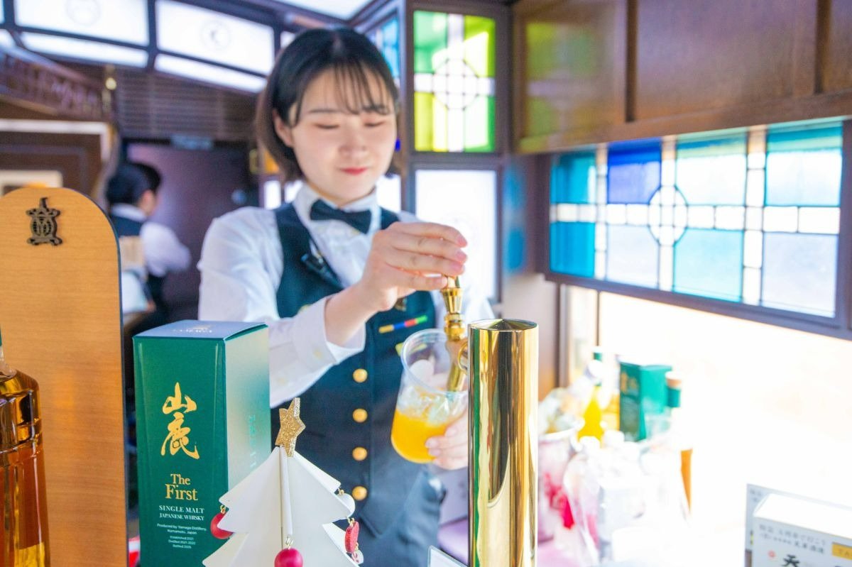 客室乗務員が専用のサーバーで作ってくれます