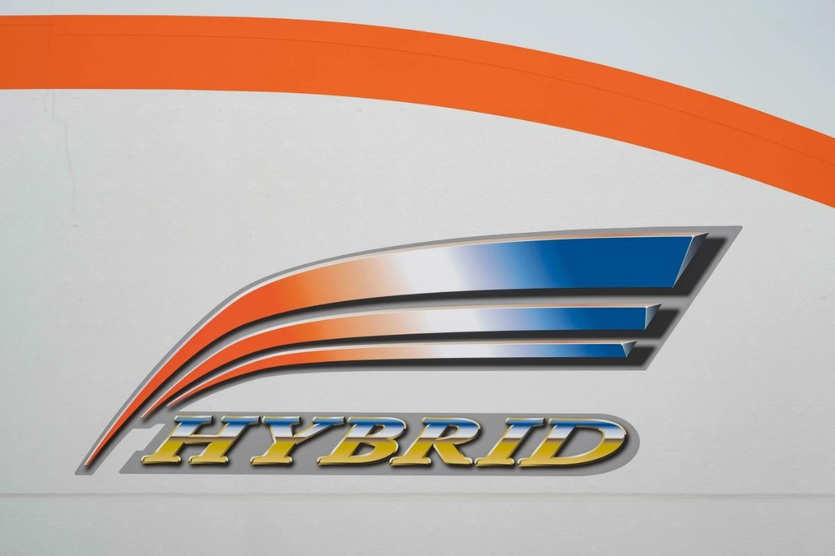 車体に掲げられたハイブリッド車両マーク