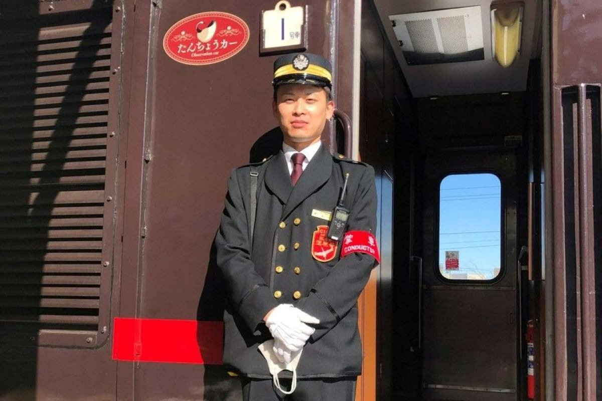 レトロな雰囲気が漂う制服の車掌さん