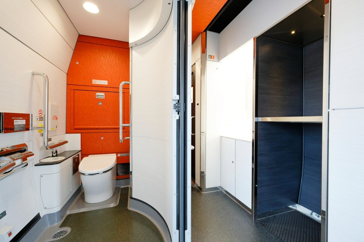 広々しているバリアフリータイプのトイレ。男性用小便器も別にあり