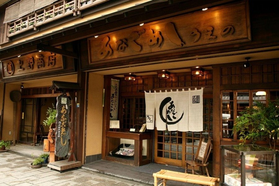 右が食堂で、左が待合所。人気店だけに順番を待つことも