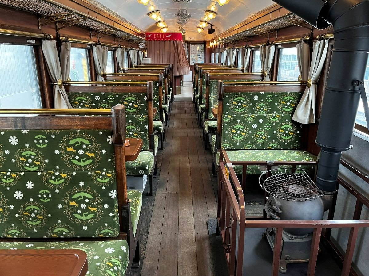旧形客車のレトロ感が漂う2号車のストーブカー（カフェカー）　