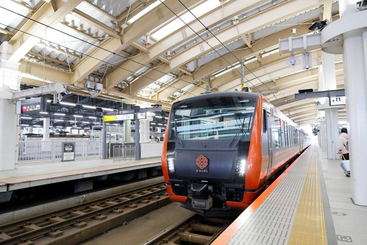 新潟駅で出発を待つ「海里」。サンセットオレンジ色の車体が目を引きます