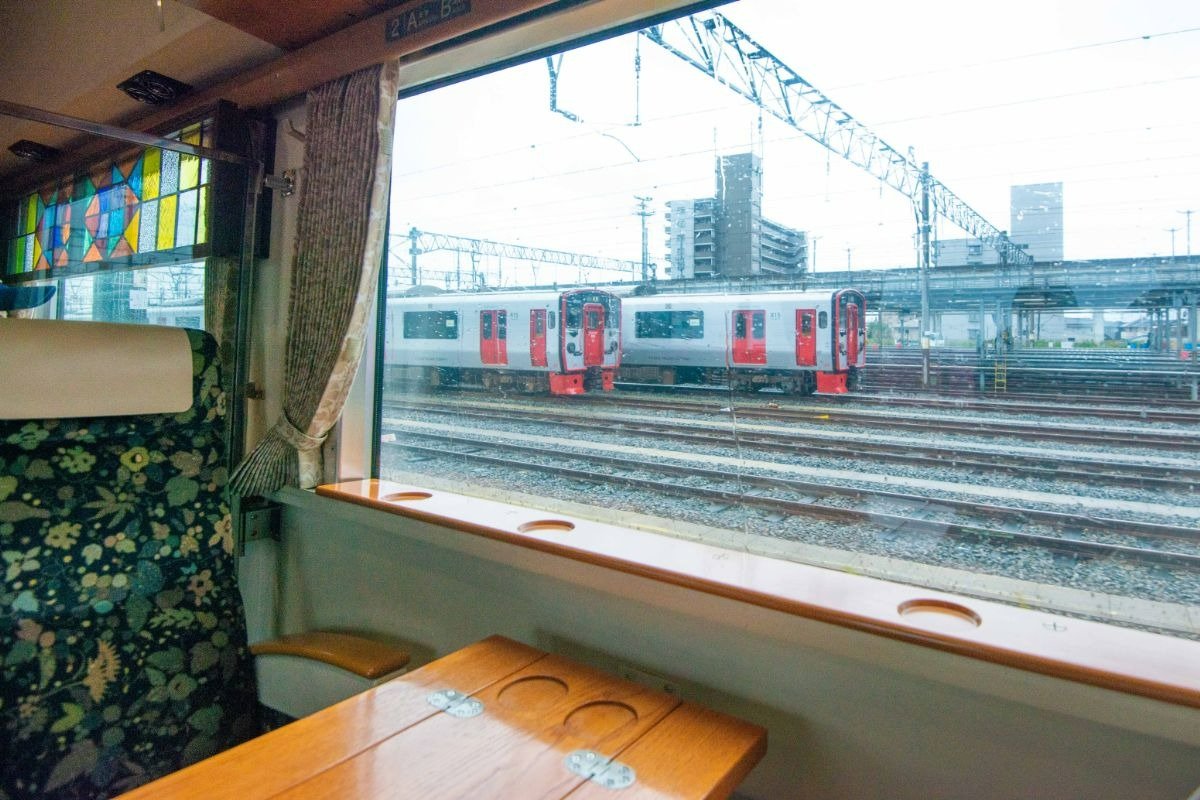 出発間もなく在来線の車両基地が間近に