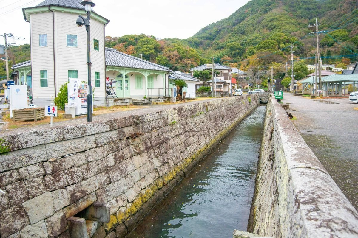 山側から続く水路も、強固で美しい石積み