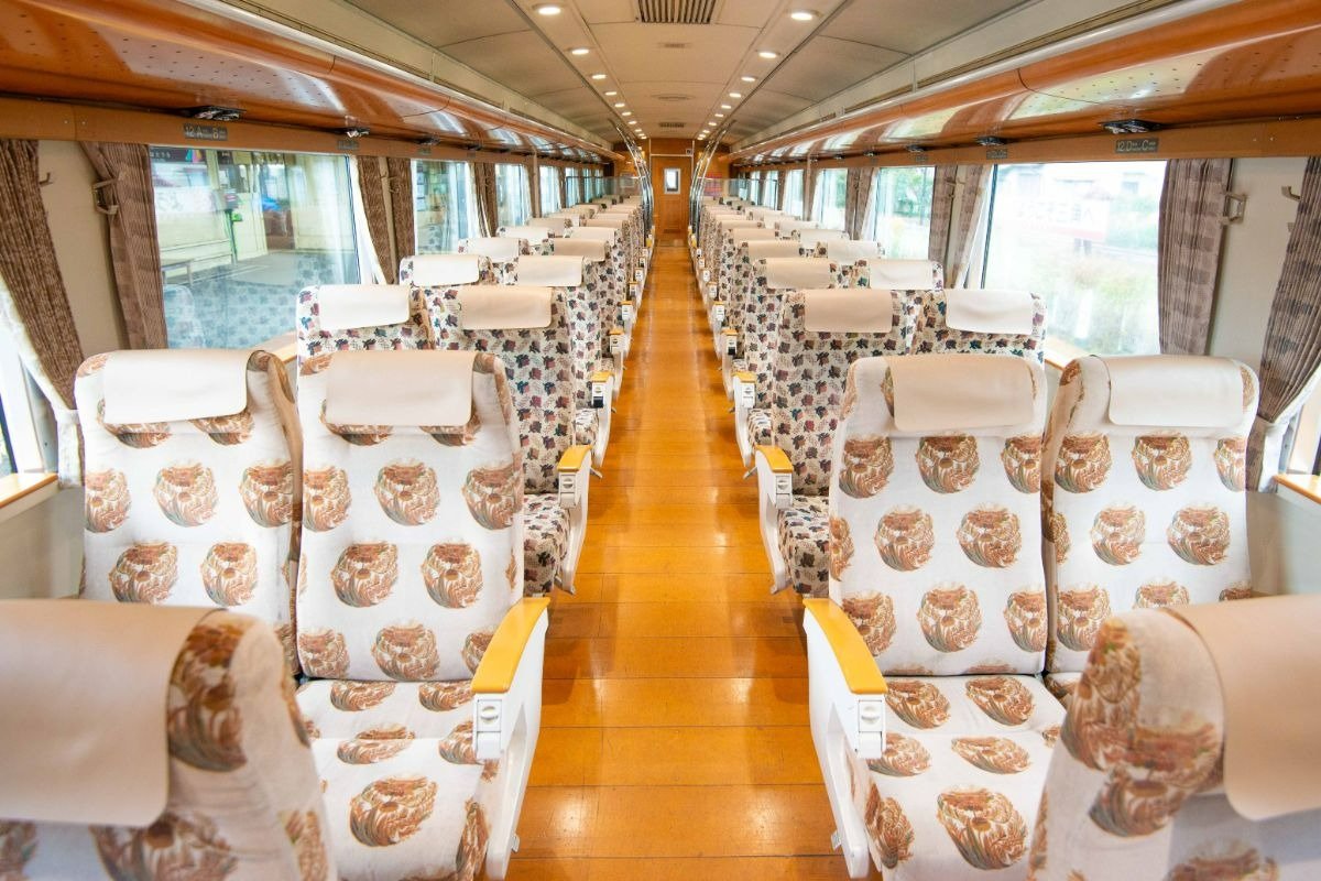 1号車のリクライニングシートは回転式