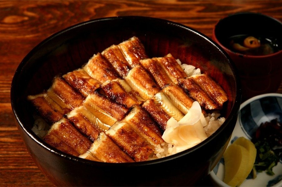 一味違うできたての「あなごめし」。並2800円～