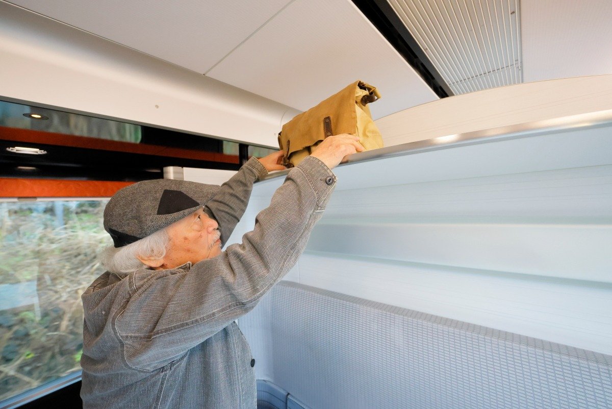 座席の上は荷物置き場になっているので、座席もゆったり使えます