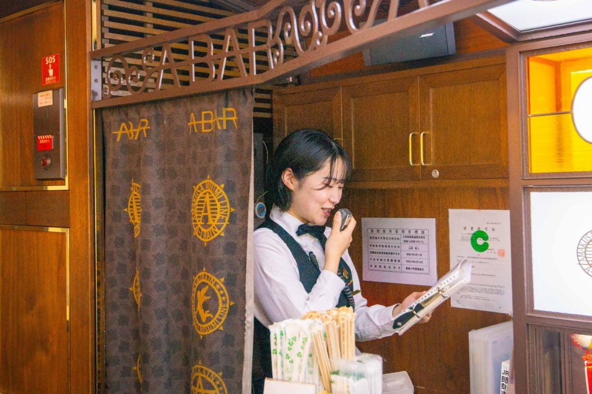 車内放送で車窓の風景を案内してくれます