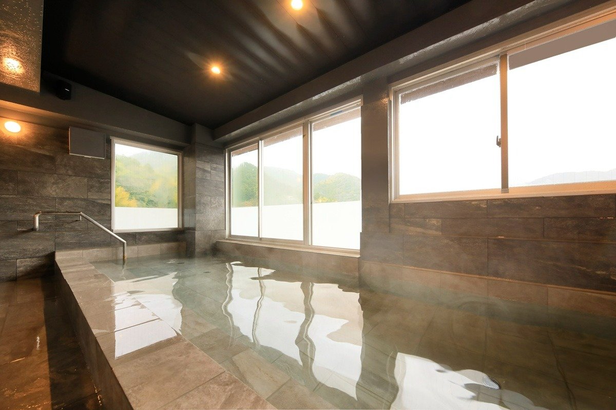 大浴場では、湯ざわりのやわらかい温泉が楽しめます