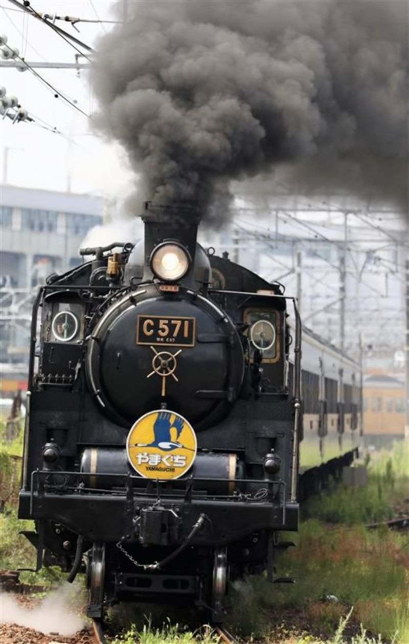 旅客用蒸気機関車のC57形１号機が牽引する「SLやまぐち号」