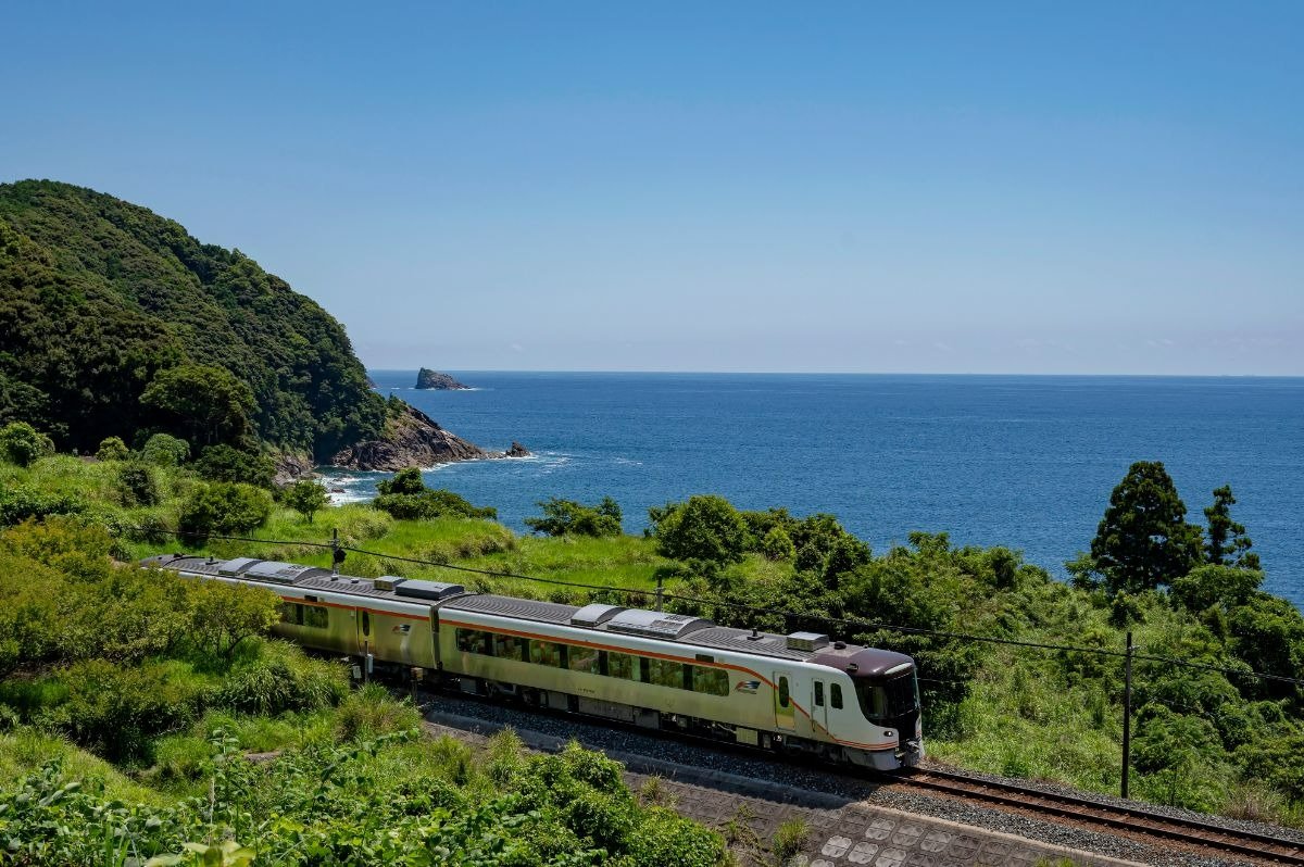 太平洋の熊野灘を望みながら走る特急「南紀」