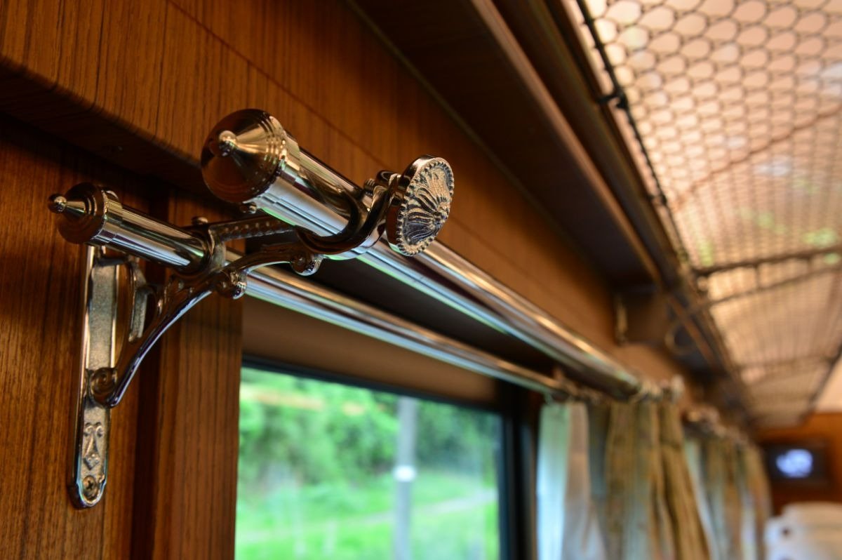 1930年代製造の1等客車を忠実に再現した1号車のカーテンレール