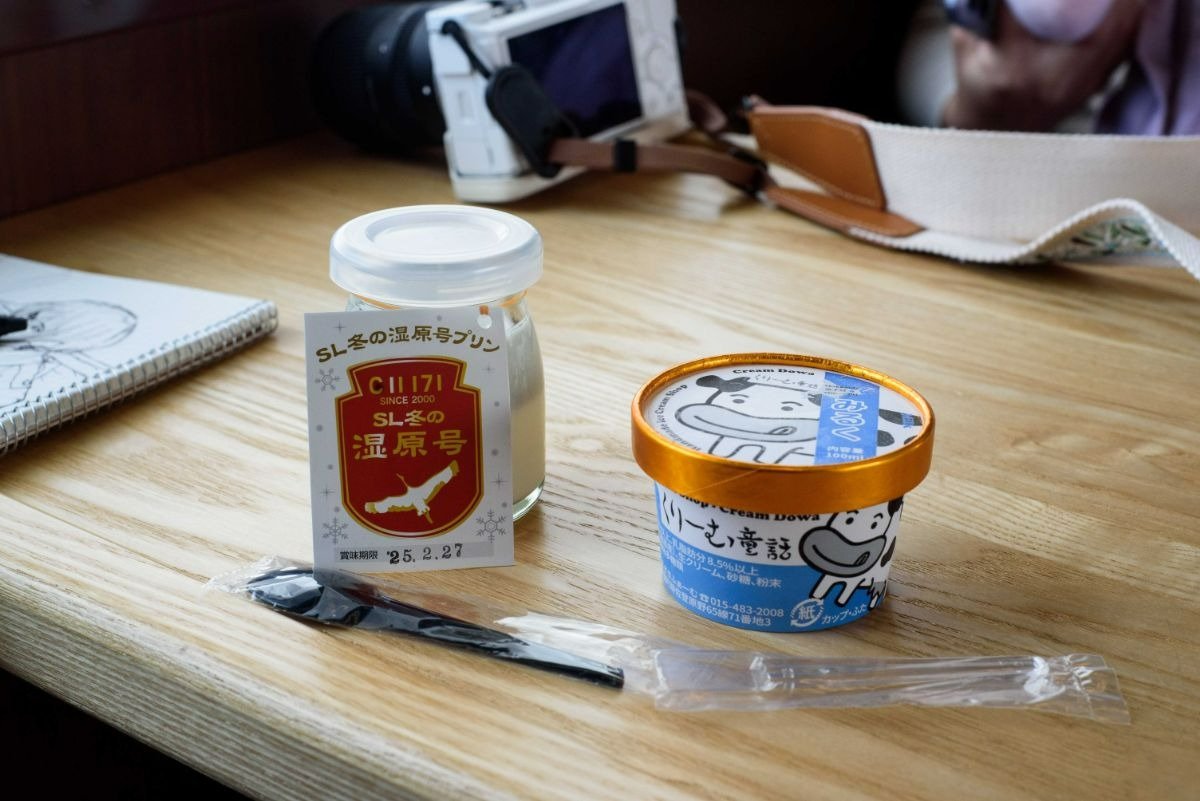 「SL冬の湿原号プリン」（左）と、くりーむ童話の「アイスクリーム（みるく）」