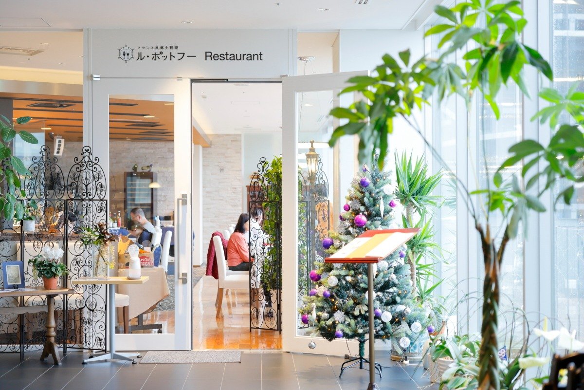 全面ガラス張りの気取らない雰囲気。各テーブルには箸も用意されています