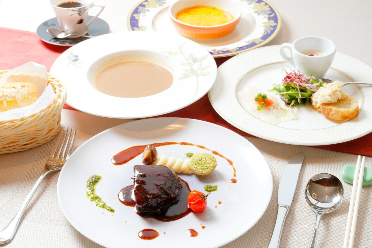 店の名物料理を揃えたランチBコース「ブリーズ」。写真はメインを「7時間煮込んだ国産牛の赤ワイン煮」にしたもの