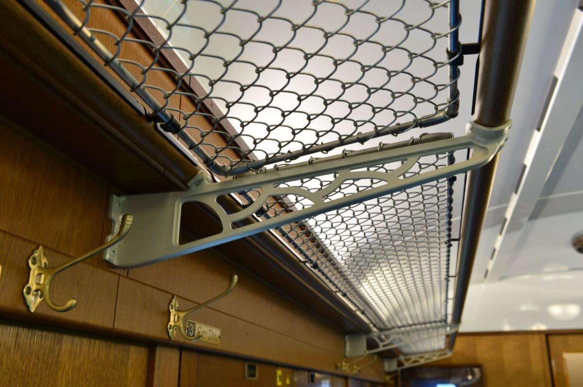 当時の車両から忠実に再現した装飾が施された網棚支える荷物腕
