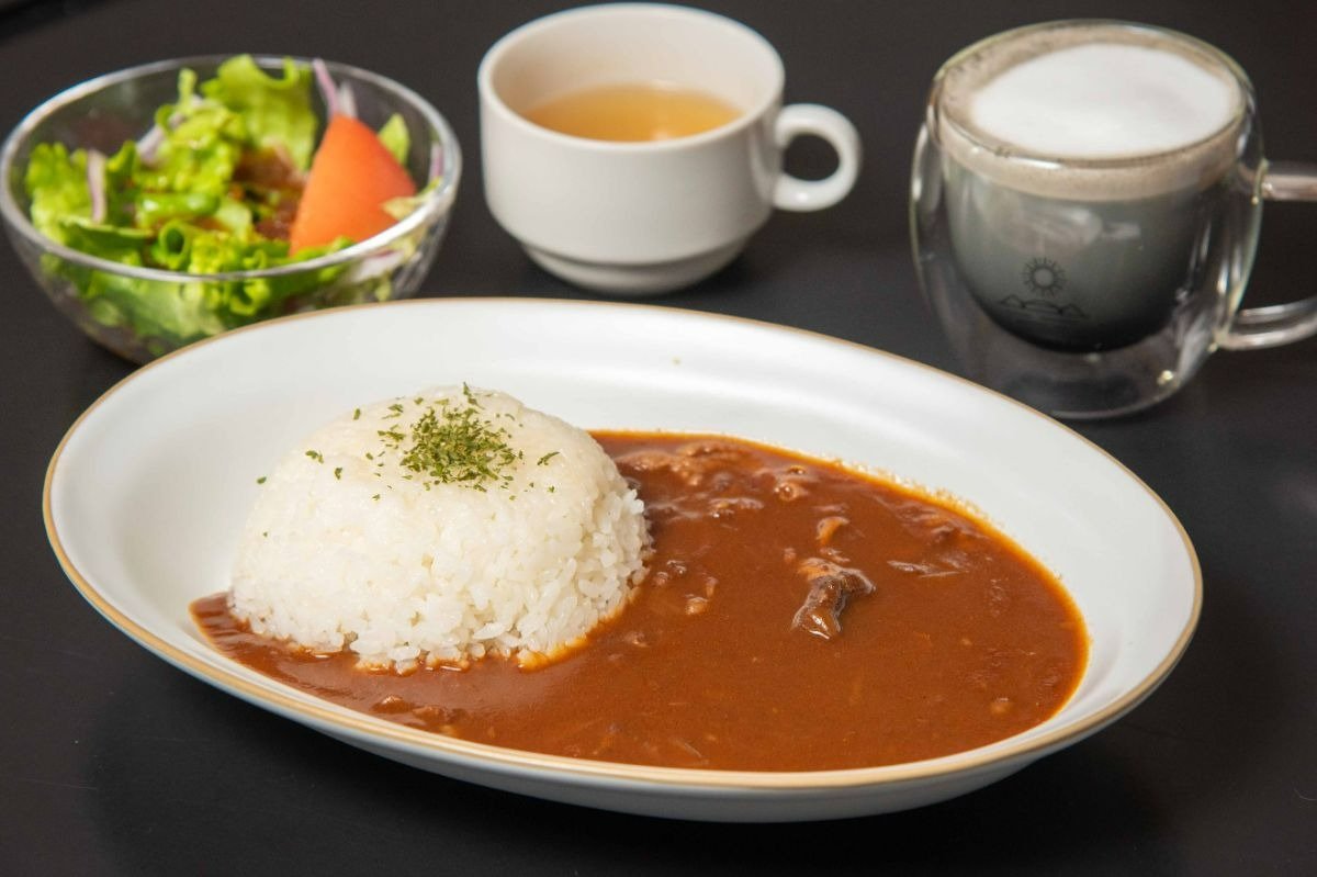 「宇城トマトのハヤシライス」はサラダ＆スープ付き。食後に「抹茶ラテ」650円なども