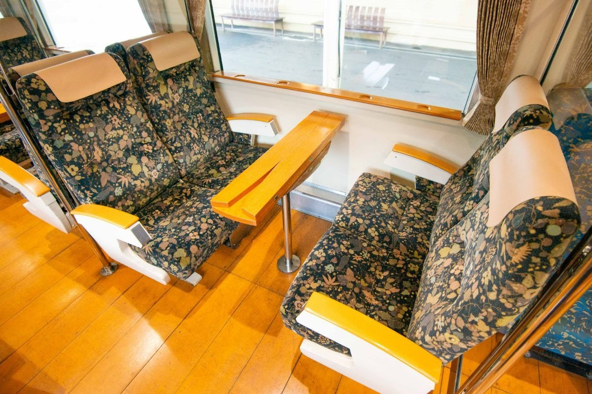 2号車のボックスシート。折り畳み式テーブルは、開けば倍の広さになります