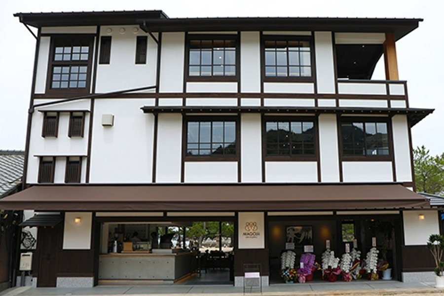 1階のカフェでオーダーし、2階ギャラリーのテーブル席でくつろぐのもOK