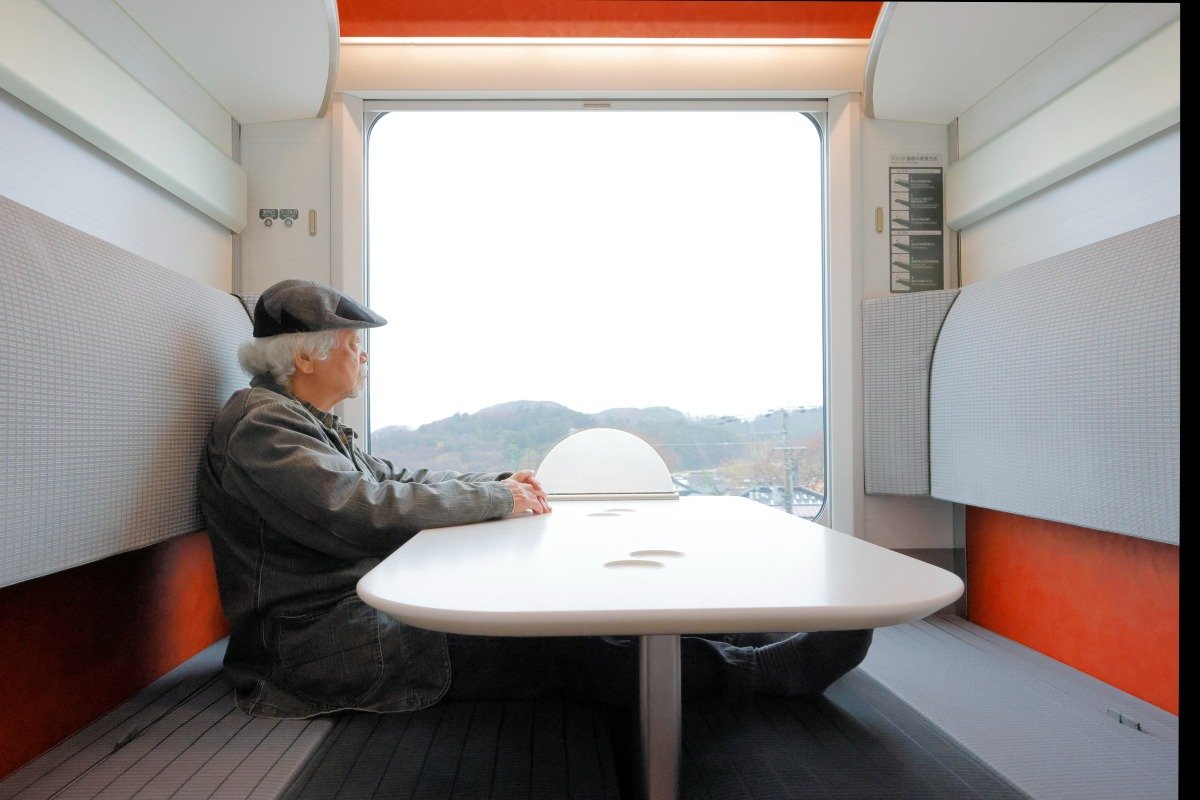 2号車の4人掛けコンパートメントシートは、半個室なので家族連れやグループに最適