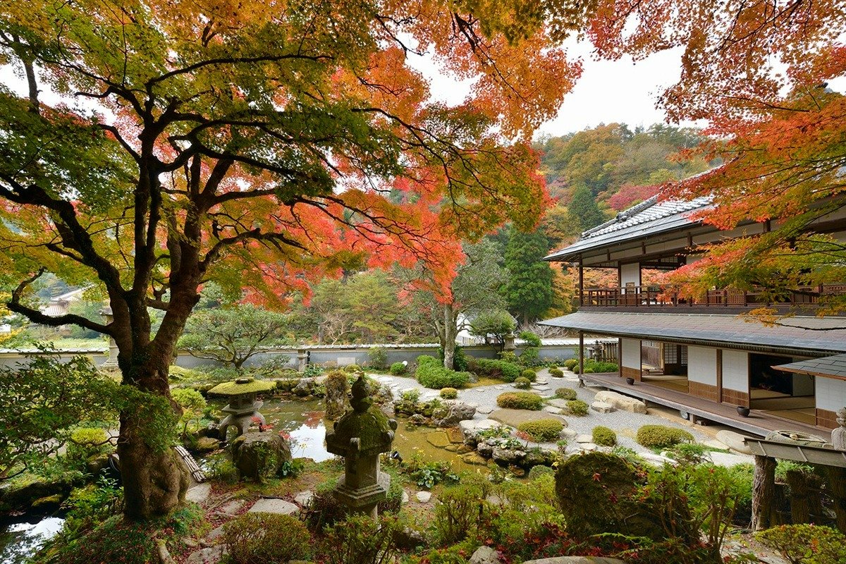 秋の「楽山荘」庭園は紅葉がみごと