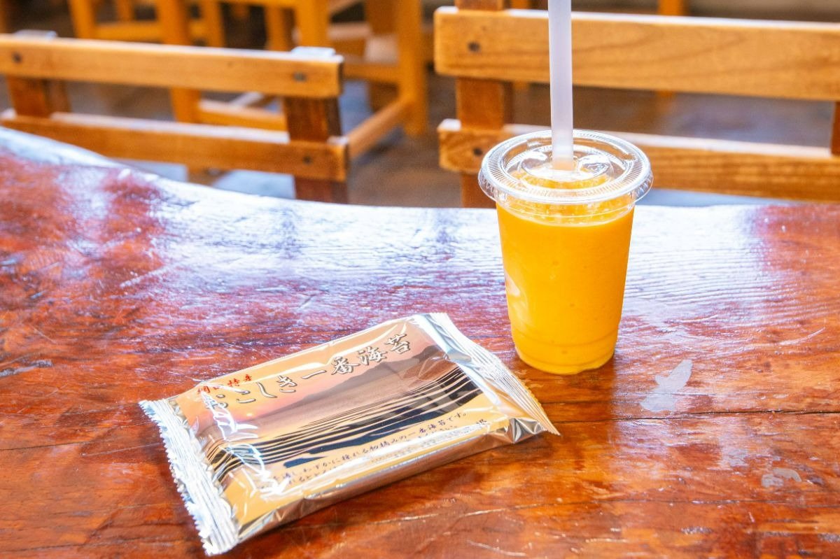 濃厚な「網田スムージー」と、おみやげ購入者にプレゼントしてくれる「おこしき一番海苔」