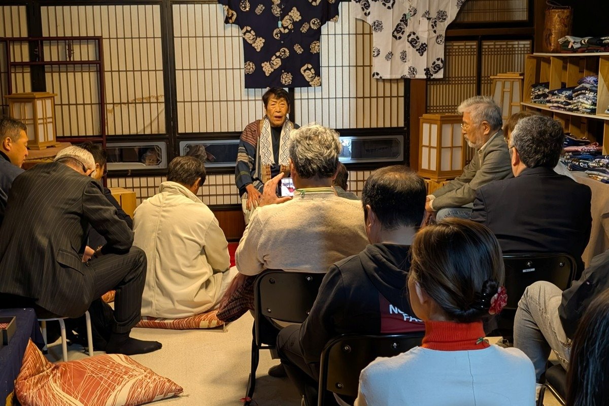 聴衆の心をわし掴みにする朗演家の大石みつえさん