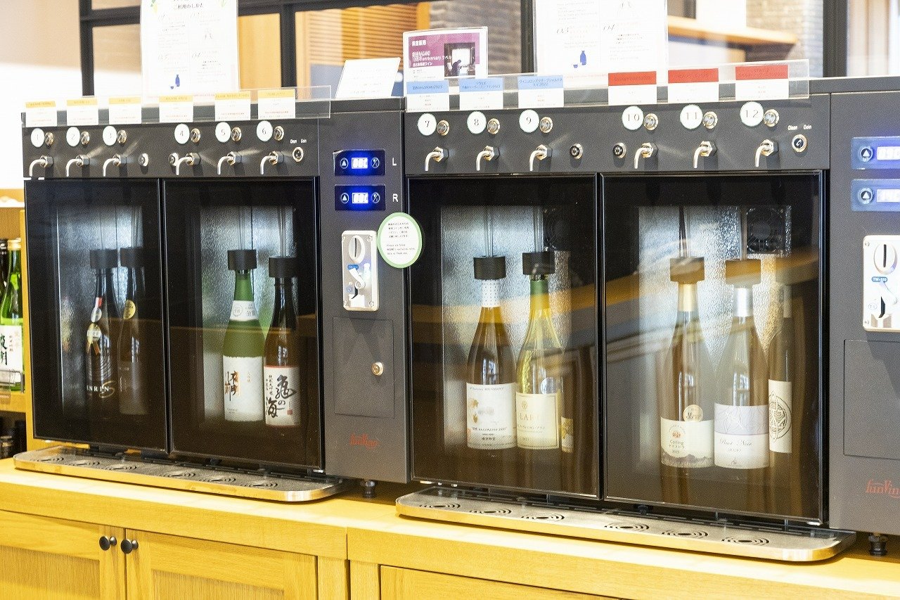 信州ワインや日本酒を試飲できる2階のコイン式サーバー。3種1500円